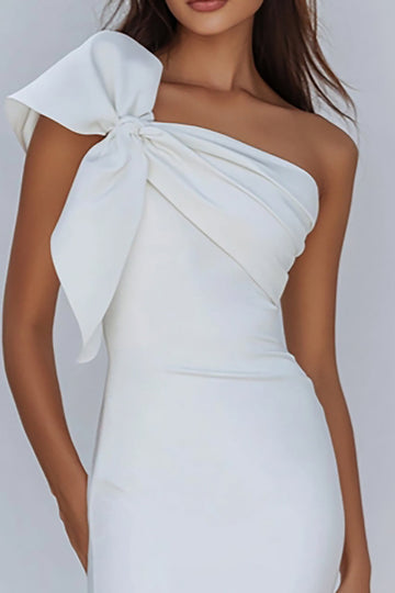 Robe de graduation moulante blanche à une épaule avec noeud